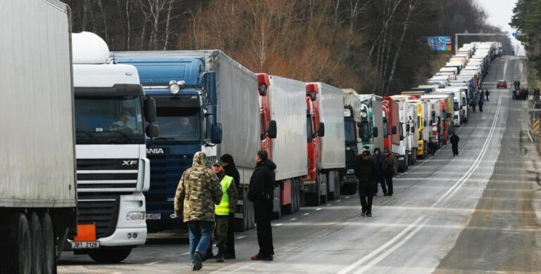 Read more about the article Многотысячные очереди из грузовых фур на границах с Россией